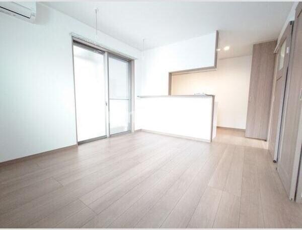 物件内観写真8　(こちらのリビングで趣味の時間をお楽しみください)