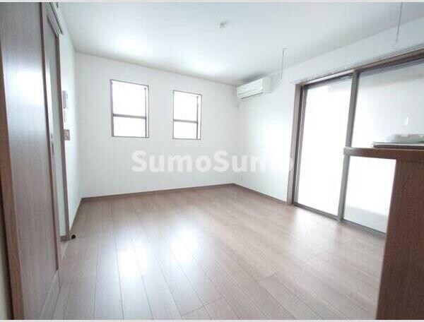 物件内観写真10　(開放的な寝室です)