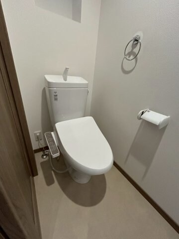 物件内観写真21　(ゆったりとした空間のトイレです)