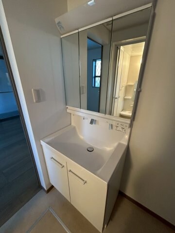 物件内観写真27　(明るい洗面所です)