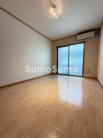 物件内観写真15　(こちらのリビングで趣味の時間をお楽しみください)