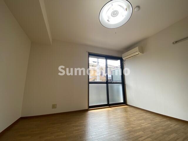 物件内観写真4　(落ち着いた色調の寝室です)