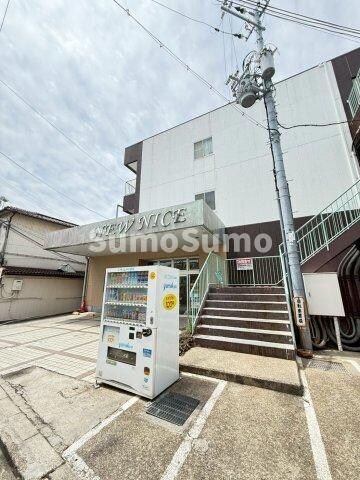 物件外観写真3　(駐車場があるので、車を買う予定の方も安心です)