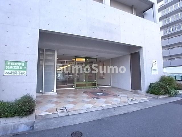 物件外観写真2　(落ち着いたエントランスです)