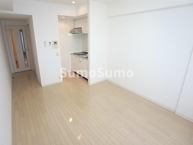 物件内観写真6　(こちらの居間で趣味の時間をお楽しみください)