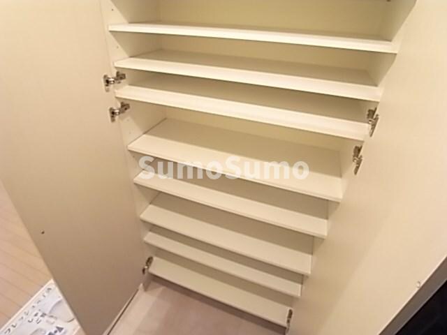 物件内観写真16　(小物を収納するのに便利です)