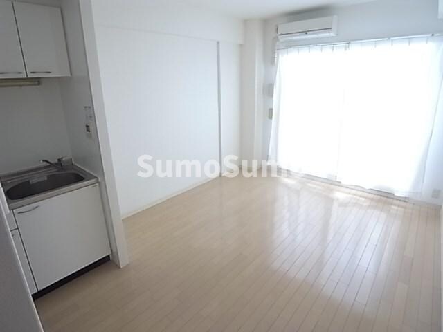 物件内観写真18　(こちらの居間で趣味の時間をお楽しみください)