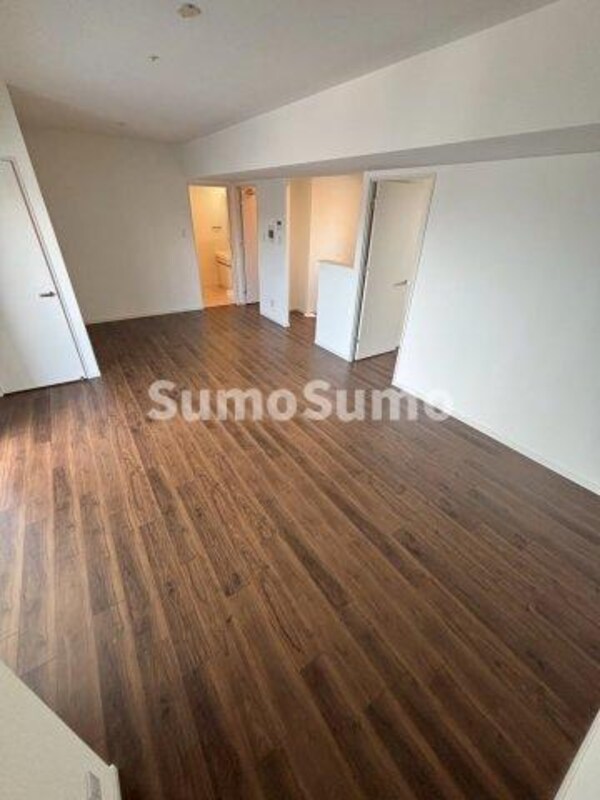 居室(こちらの居間で趣味の時間をお楽しみください)