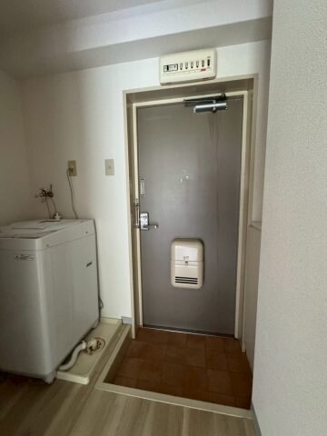 物件内観写真6　(収納もある玄関です)