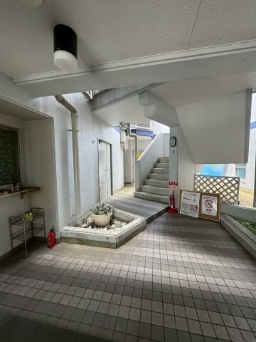 物件外観写真3　(清潔なロビーです)