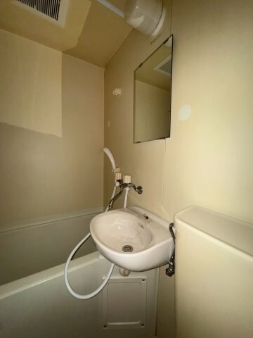 物件内観写真13　(朝の身支度には欠かせない独立洗面化粧台)