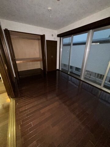 物件内観写真10　(こちらの居間で趣味の時間をお楽しみください)