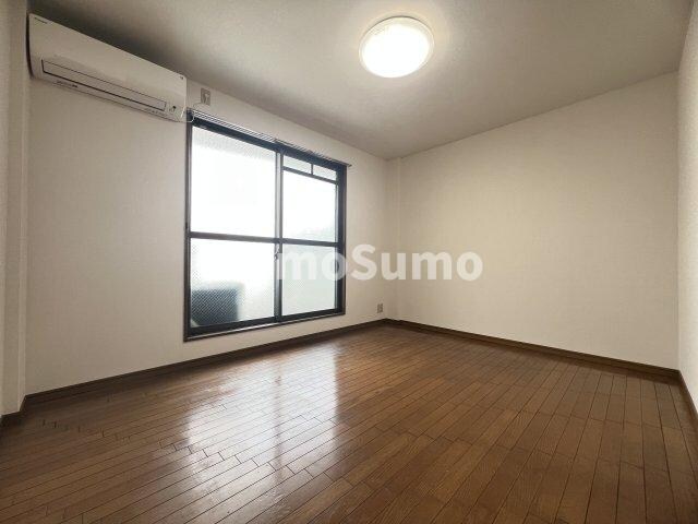 物件内観写真10　(こちらの居間で趣味の時間をお楽しみください)