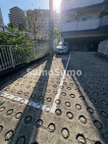 物件外観写真2　(駐車場に車を止められます)