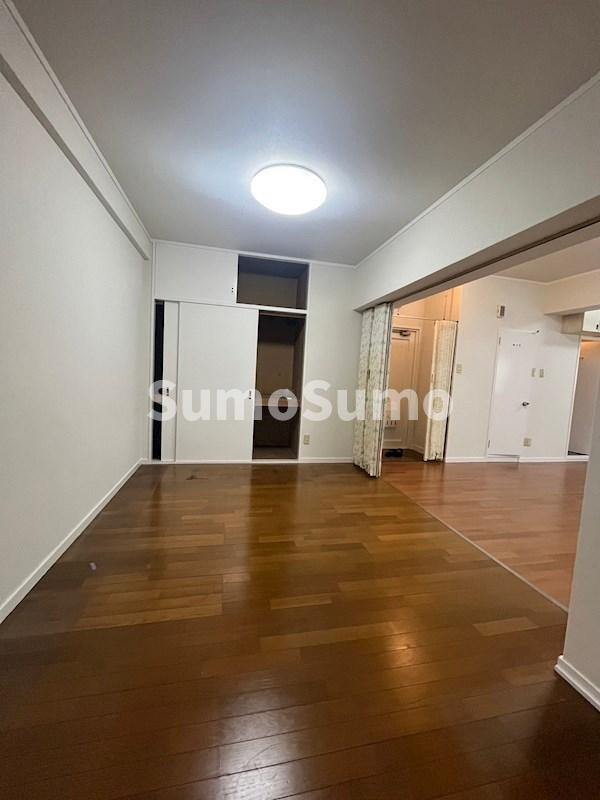 物件内観写真7　(落ち着いた色調の寝室です)