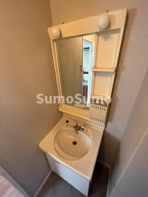 物件内観写真12　(使いやすい独立洗面台です)