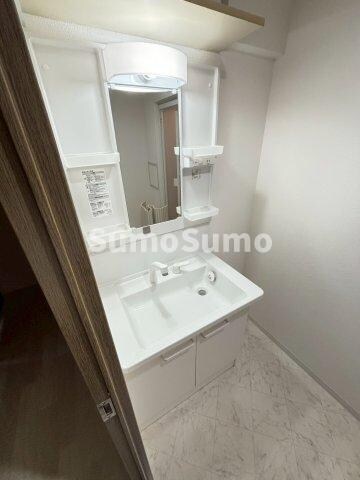 物件内観写真11　(明るい洗面所です)