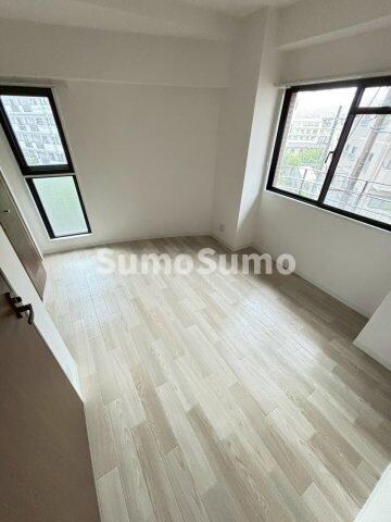 物件内観写真16　(広くて明るい寝室)