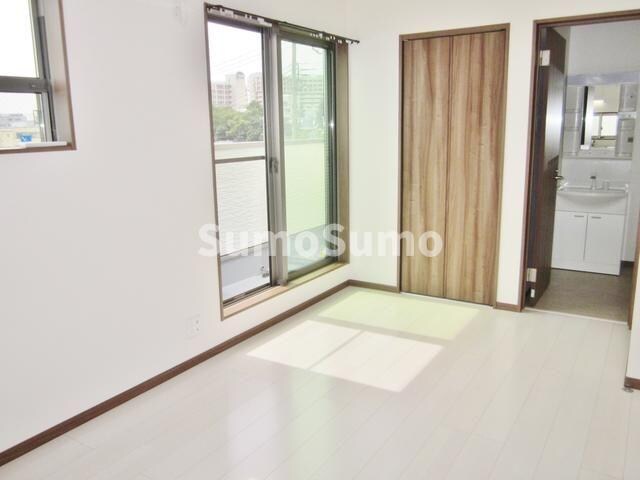 物件内観写真6　(ゆったりとした居間です)