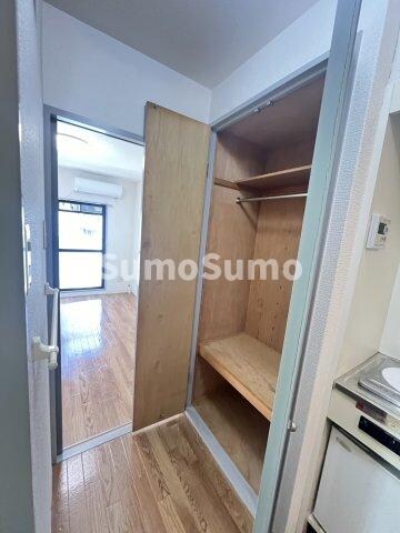 物件内観写真4　(収納豊富です)