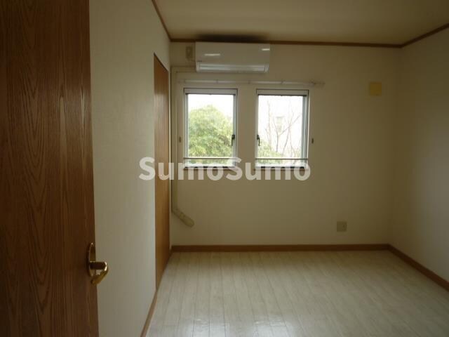 物件内観写真5　(開放的な寝室です)