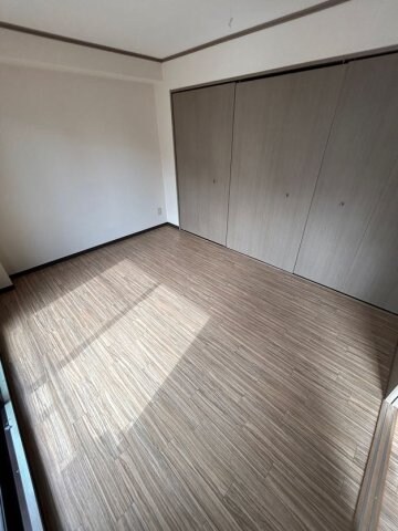 物件内観写真6　(開放的な寝室です)