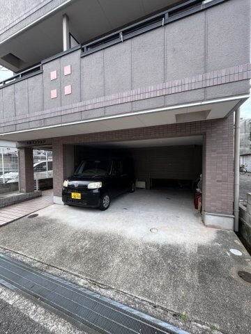 物件外観写真3　(車をお持ちの方に嬉しい駐車場付きの物件です)