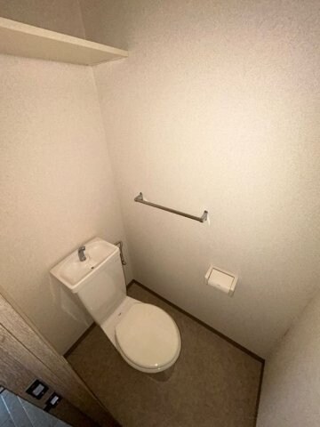 物件内観写真10　(落ち着いた色調のトイレです)