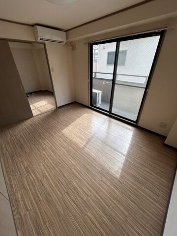 物件内観写真16　(広くて明るい寝室)