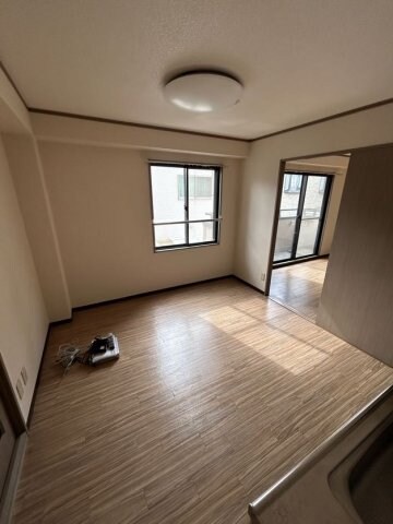 物件内観写真22　(こちらのリビングで趣味の時間をお楽しみください)