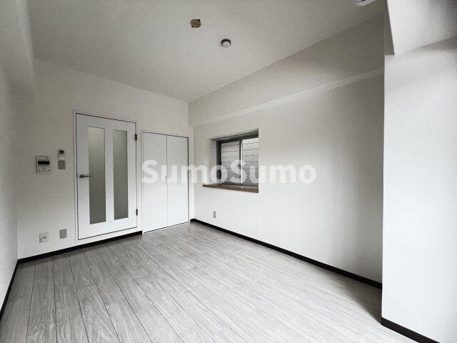 物件内観写真6　(こちらの居間で趣味の時間をお楽しみください)