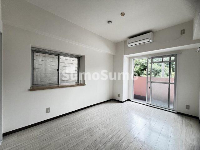 物件内観写真7　(ゆったりとしたリビングです)