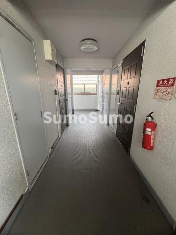 物件外観写真3　(清潔なロビーです)