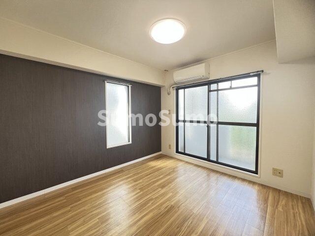 物件内観写真10　(開放的な寝室です)