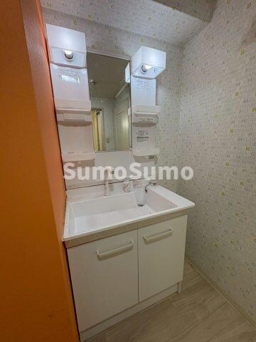 物件内観写真11　(独立洗面台、小物を置くことができて便利です)