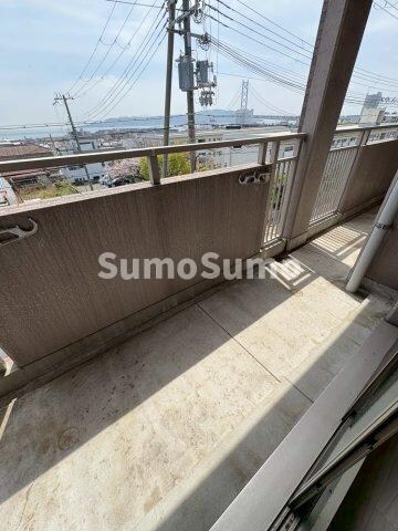 物件内観写真14　(開放的で明るい空間を演出してくれるバルコニーです)