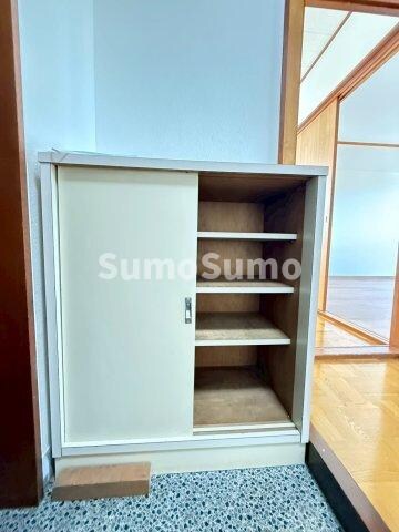 物件内観写真4　(収納もある玄関です)