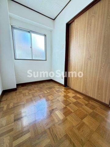 物件内観写真5　(広くて明るい寝室)