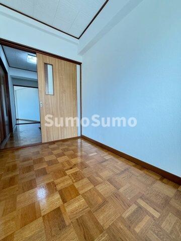 物件内観写真6　(広々とした洋室です)