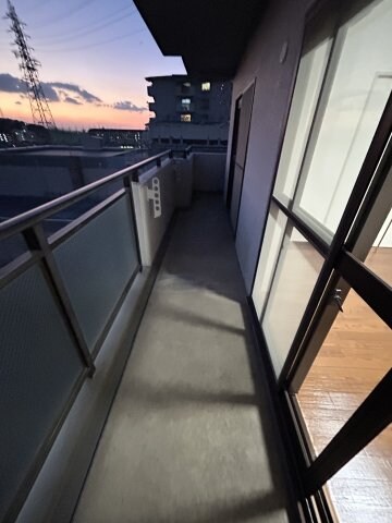 物件内観写真27　(外からの目が気にならないバルコニーで洗濯物が干せます)