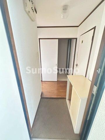 物件内観写真3　(明るい玄関です)