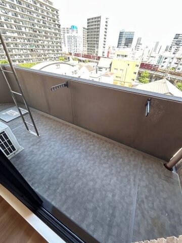 物件内観写真7　(広々としたバルコニーです)