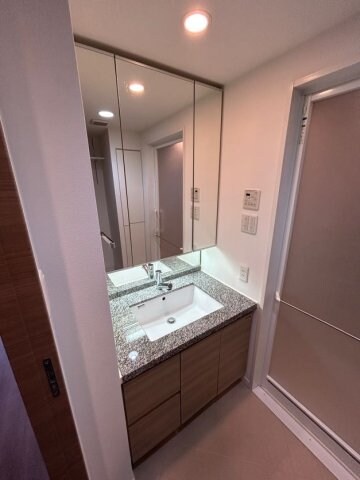 物件内観写真9　(使いやすい独立洗面台です)