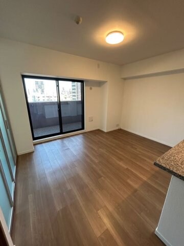 物件内観写真15　(ゆったりとした居間です)