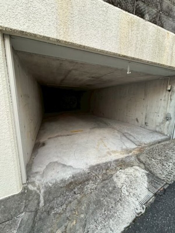 駐車場(車をお持ちの方に嬉しい駐車場付きの物件です)