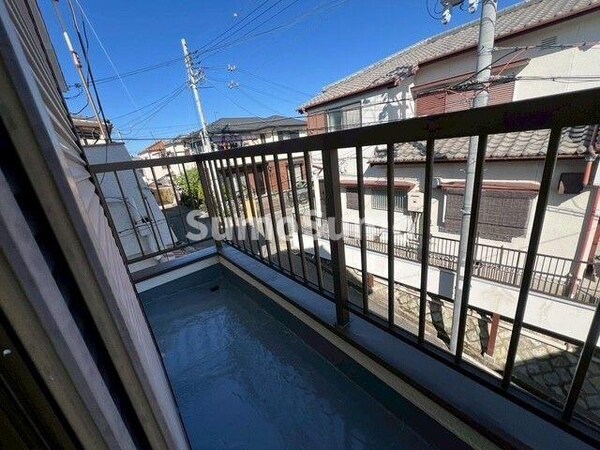 バルコニー(開放的で明るい空間を演出してくれるバルコニーです)