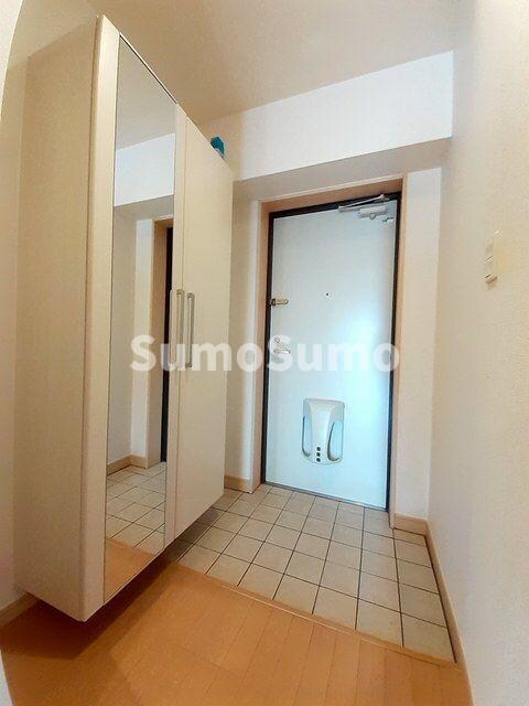 物件内観写真3　(収納もある玄関です)