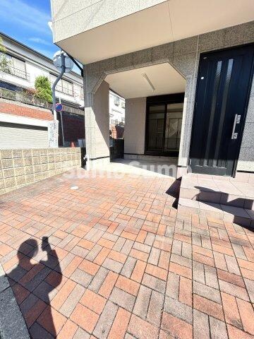 物件外観写真2　(駐車スペースもあります)