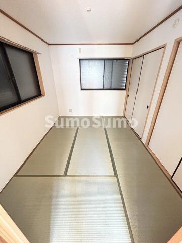 物件内観写真24　(和室がひろがる居住スペース)