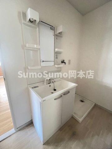 物件内観写真5　(広い洗面スペース)